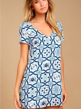 Lulu's Blue and White Tile-Print V-Neck Dress